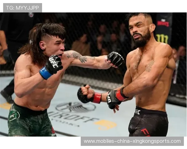 UFC 重拳直接断牙