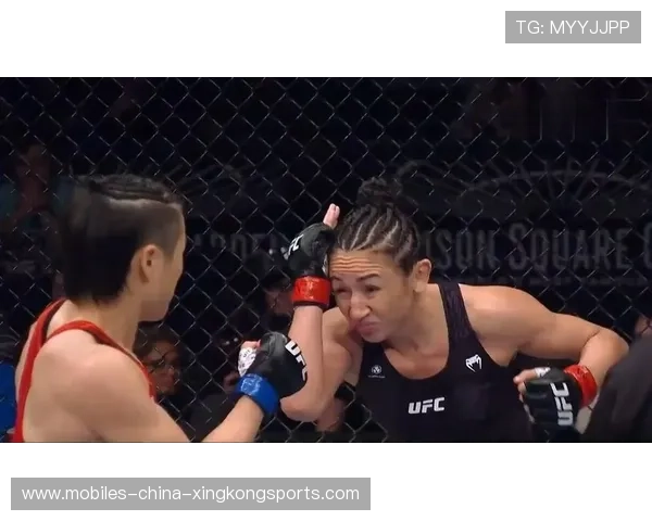 UFC拳手抱颈降服成功令现场欢呼震耳