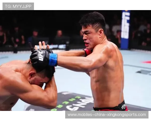 UFC拳手抱颈降服成功令现场欢呼震耳